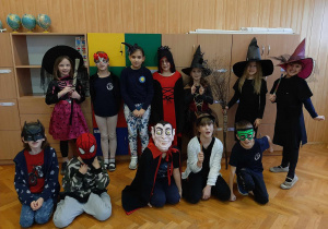 Uczniowie w stroja halloween