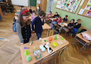 Uczniowie współpracują ze sobą
