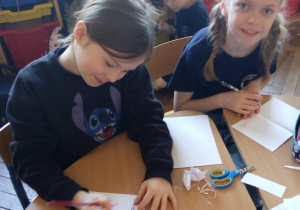 Uczniowie tworzą kartki walentynkowe
