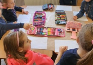 Uczniowie tworzą swoje prace
