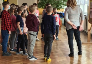 Uczniowie na korytarzu słuchają bajki