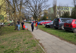 Uczniowie sprzątają tereny zielone przy ul. Zaolziańskiej