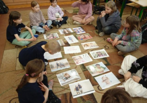 Dzieci wyszukują zdjęć osób z Zespołem Downa